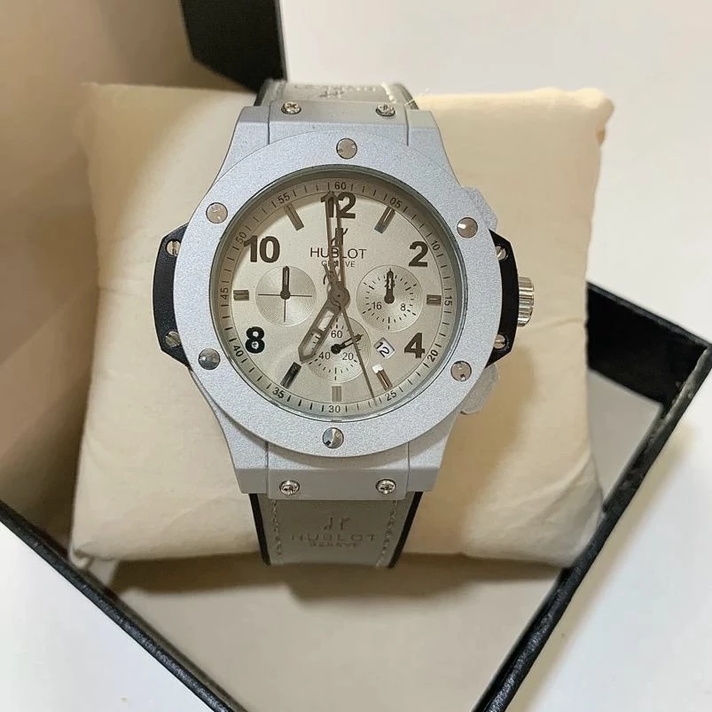 Montre Hublot pour homme gris , noir , marron et beige 